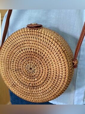 ROUND HANDWOVEN RATTAN PURSE WITH LEATHER STRAP - NWOT